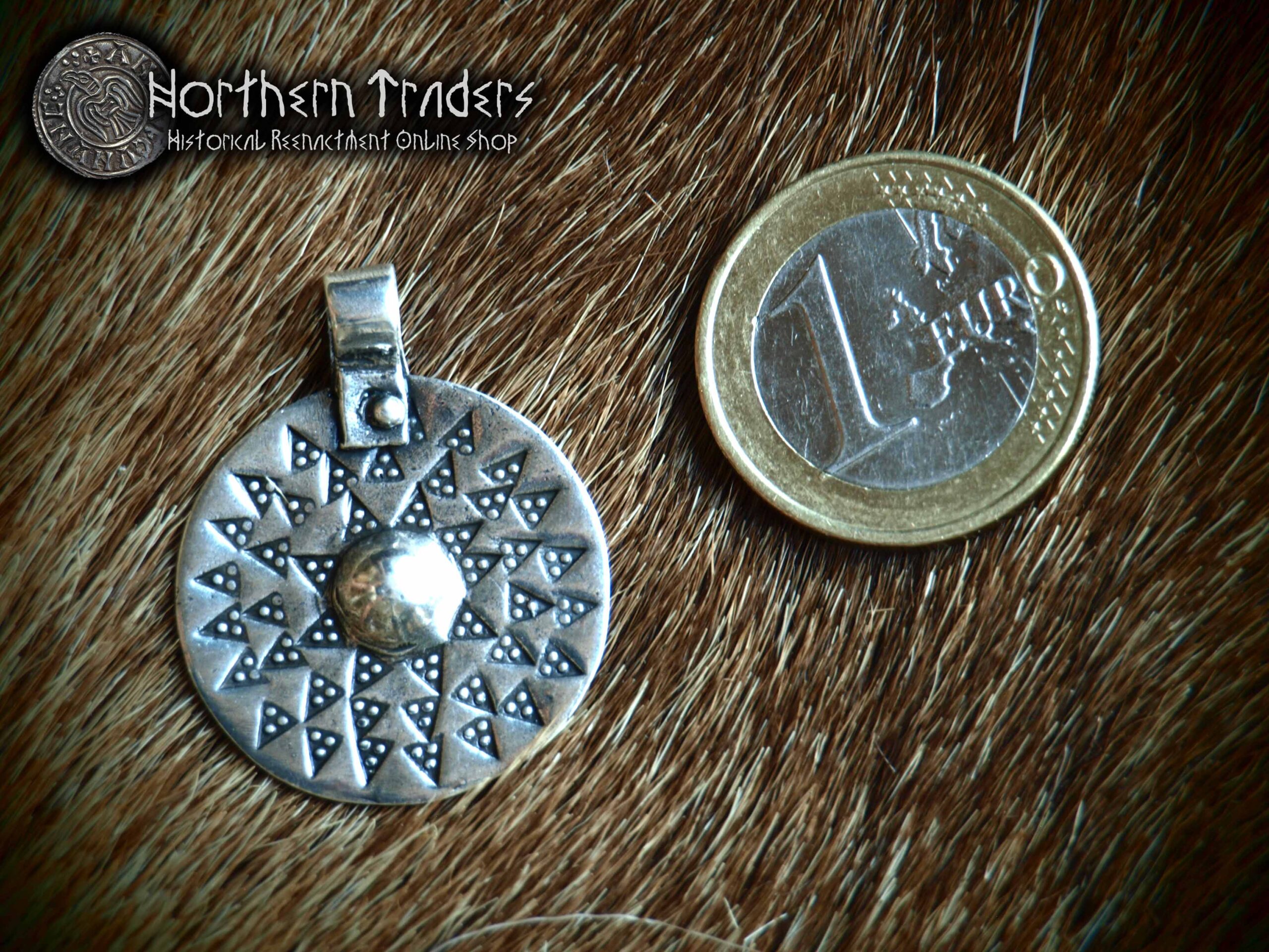 Amuleto Vikingo con Forma de Escudo / Rueda Solar - Imagen 4